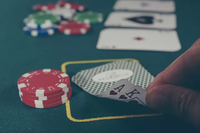 pokerkaarten en fiches
