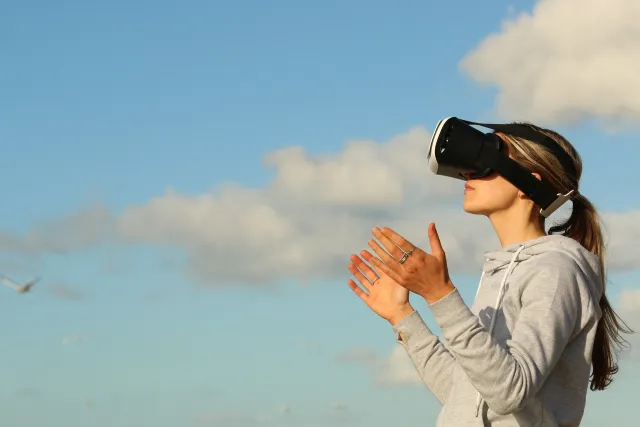 Vrouw met VR-bril op