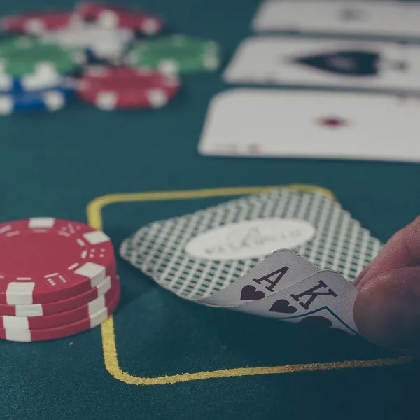 pokerkaarten en fiches