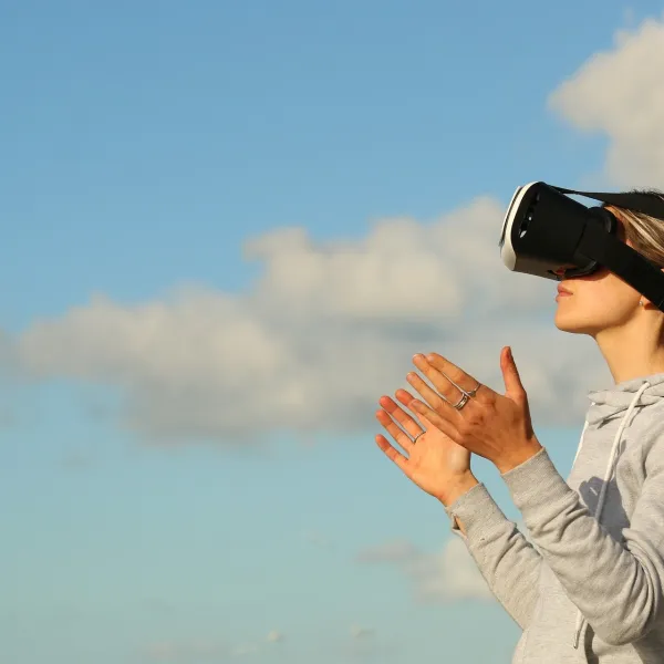 Vrouw met VR-bril op